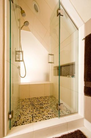 一层半别墅室内玻璃淋浴间装修效果图