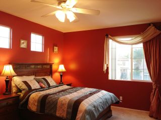东南亚风格家庭卧室红色墙面装修效果图片