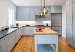 2023欧式别墅厨房蓝色橱柜装修效果图片案例