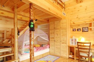 生态木屋别墅卧室高低床装修效果图片