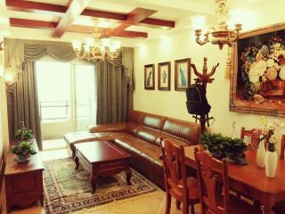 小户型古典风格客厅真皮沙发装修效果图片