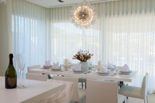 现代室内餐厅设计白色窗帘装修效果图片