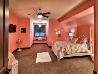 复式卧室红色墙面装修效果图片