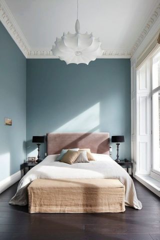 小面积卧室蓝色墙面装修效果图片