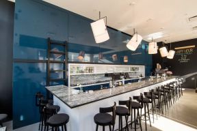 小餐厅欣赏 深蓝色墙壁