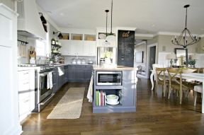 别墅简欧厨房装修效果图 浅褐色木地板装修效果图片