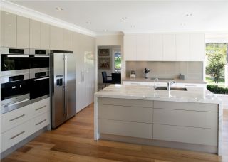 现代风格别墅厨房整体橱柜装修效果图