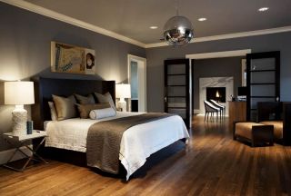 夫妻家居卧室深棕色木地板装修效果图片