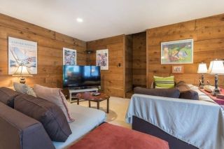 松木家具卧室生态木背景墙装修效果图