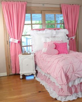 小户型女生卧室装修 粉色窗帘装修效果图片