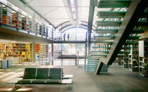 现代书馆建筑钢架楼梯设计 