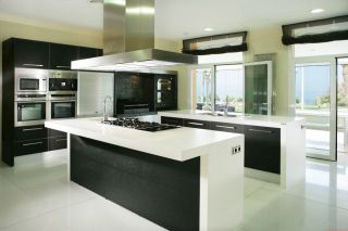 现代别墅U型厨房设计效果图