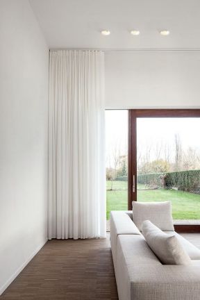 现代家装客厅白色窗帘装修效果图片