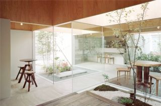 现代简约客厅玻璃隔断墙设计