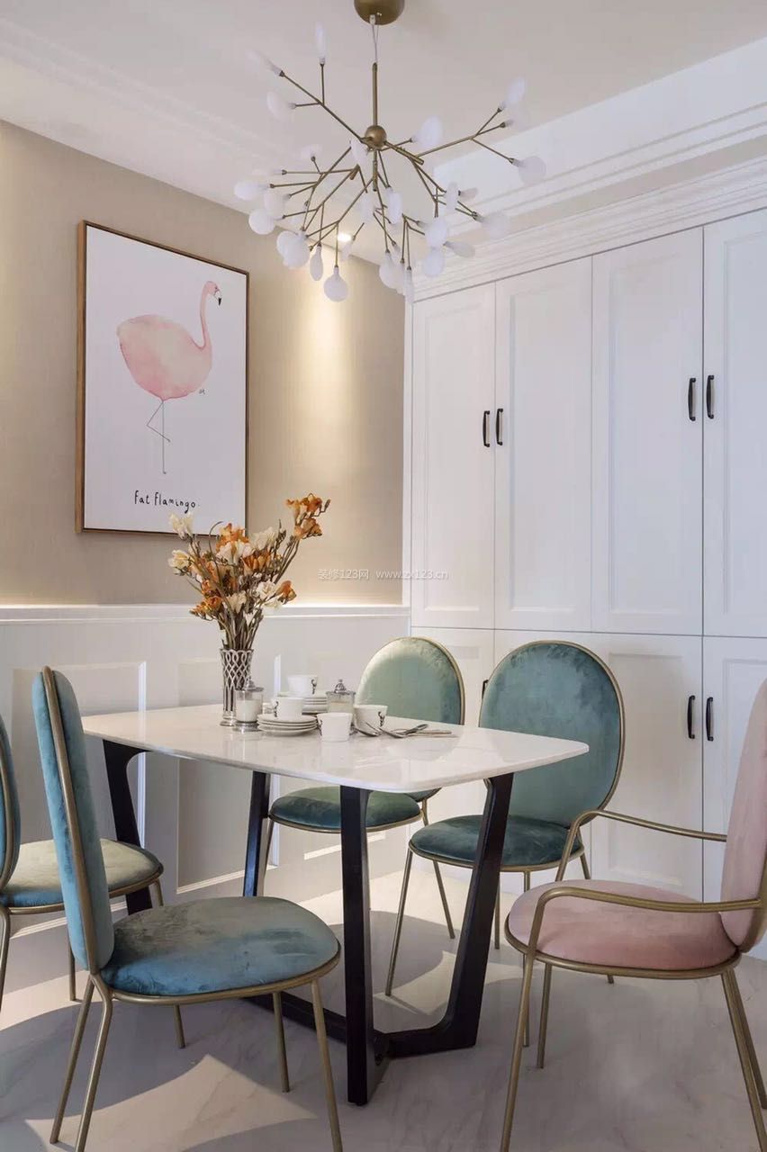 温馨美式小餐厅餐桌设计装修效果图片