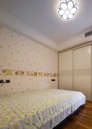 两室两厅现代简约小卧室吸顶灯装修效果图片