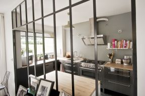 厨房与餐厅之间隔断装修效果图 金属门框装修效果图片