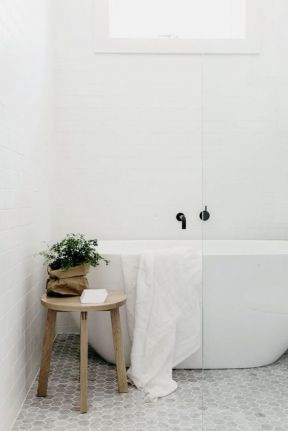 小面积卫生间 白色浴缸装修效果图片