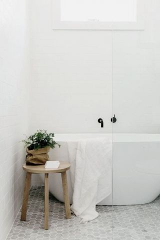 小面积卫生间白色浴缸装修效果图片2023大全