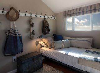 50平米小户型卧室纯色壁纸装修效果图片2023