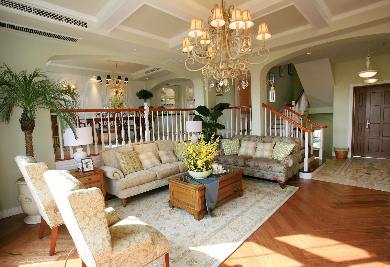 美式田园别墅客厅组合沙发装修图片