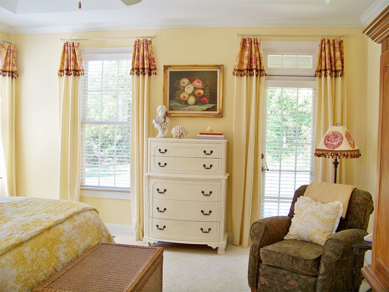 家居风水卧室黄色窗帘装修效果图片