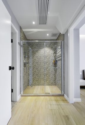 简单大方的房屋室内玻璃淋浴间装修效果图