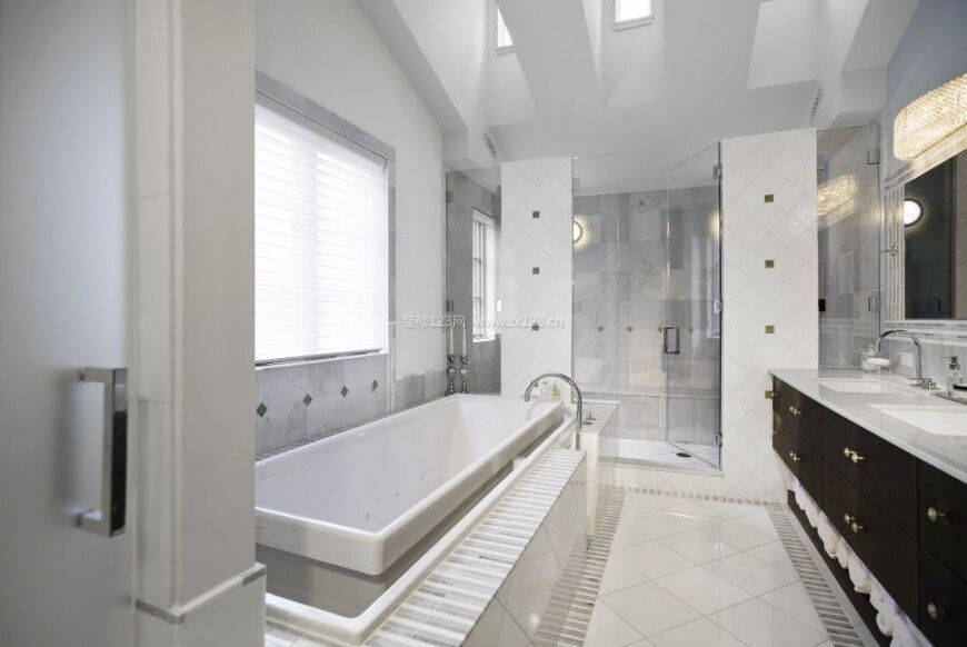 欧式卫生间大理石包裹浴缸装修效果图片