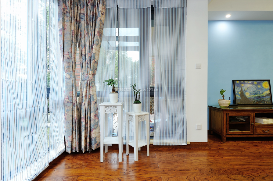 家庭客厅窗帘搭配装修效果图片