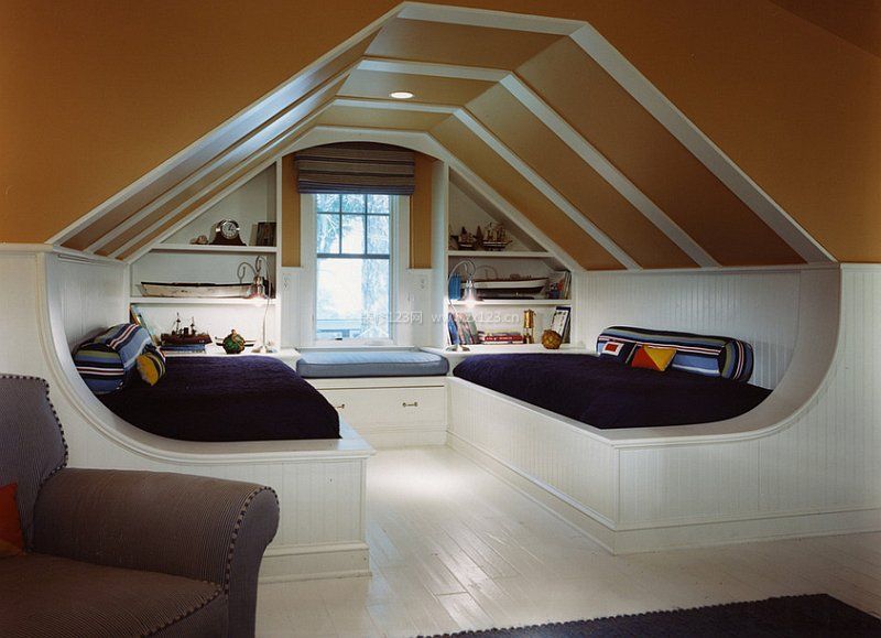 顶层斜顶阁楼双人床装修效果图片