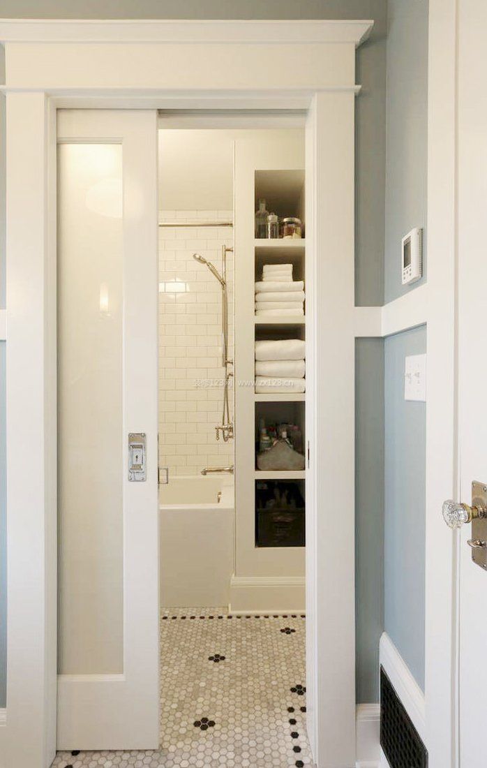 浴室白色门装修效果图