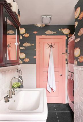 浴室粉色门装修效果图
