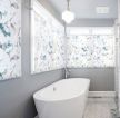 卫生间白色浴缸设计装修效果图片