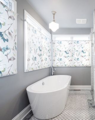 卫生间白色浴缸设计装修效果图片