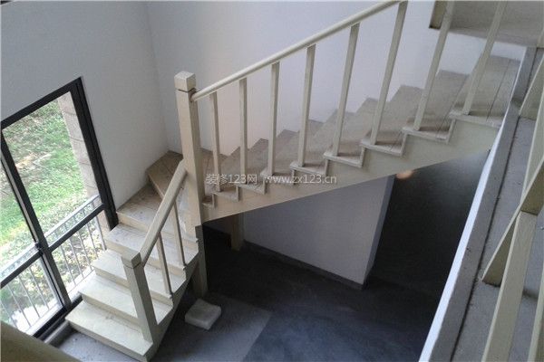 木楼梯安装