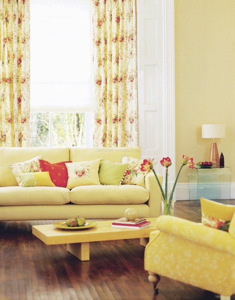 暖色调装修小户型客厅窗户窗帘效果图