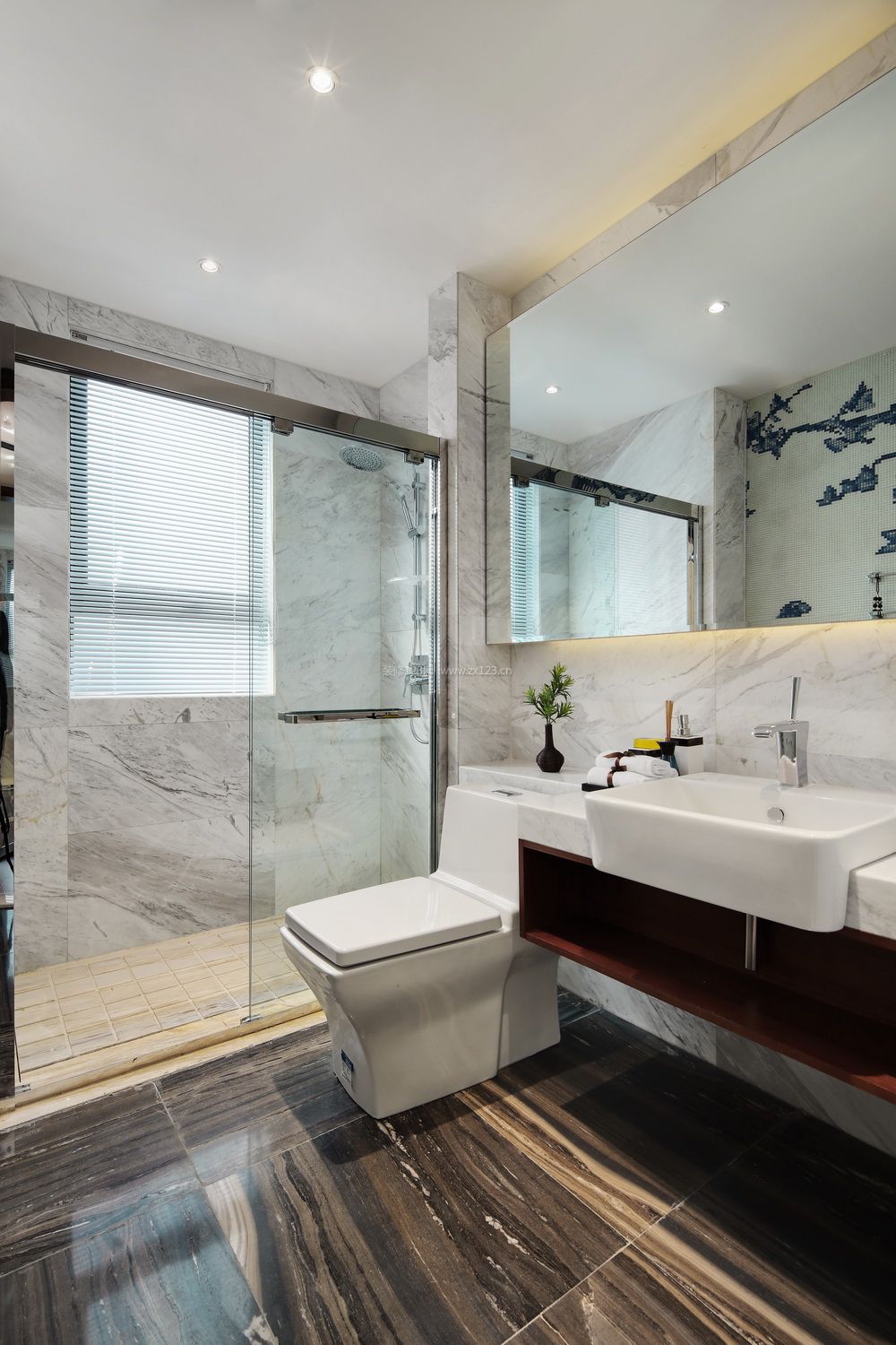 简约新中式卫生间浴室玻璃隔断装修效果图片