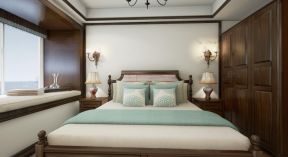 美式卧室实木衣柜设计装修效果图片