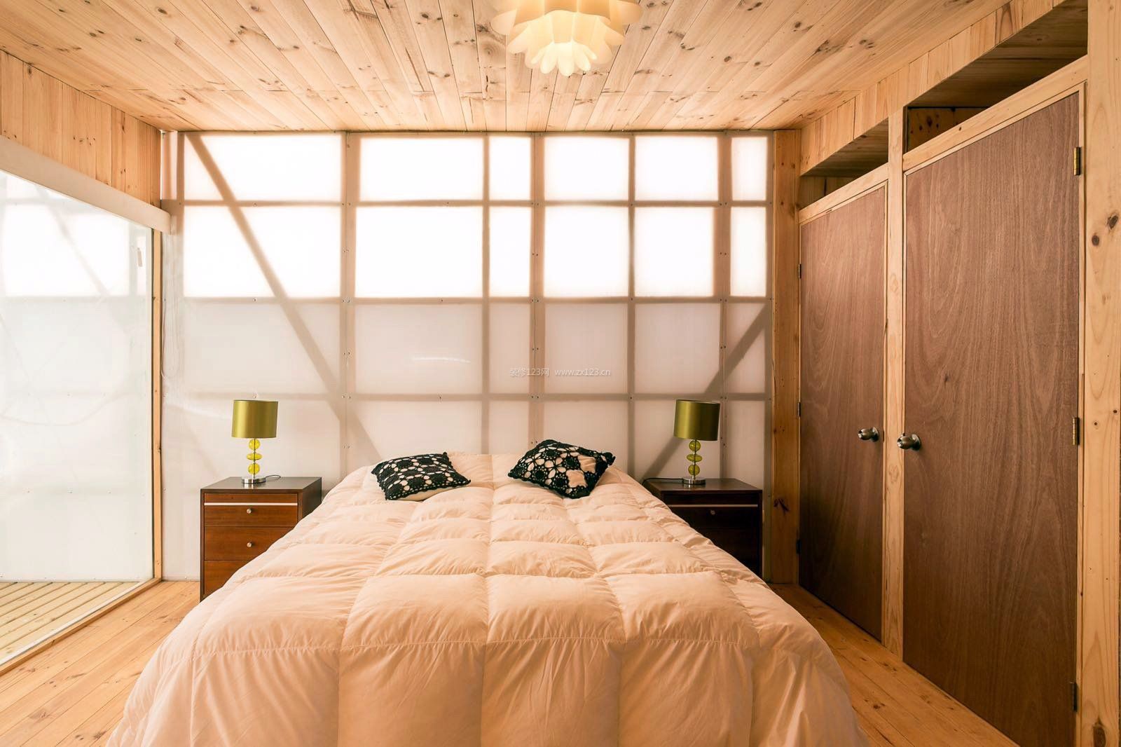 长方形的卧室床单人床摆放装修效果图片