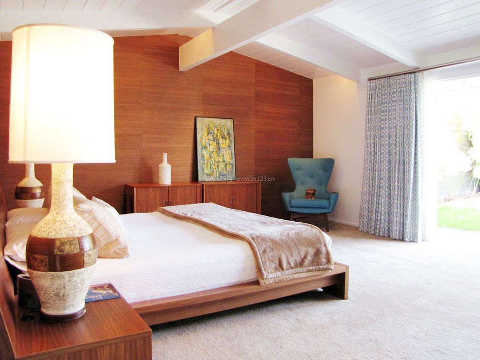 长方形的现代卧室实木床摆放装修效果图