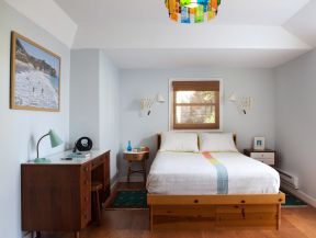 长方形的卧室摆放床图 实木床图片