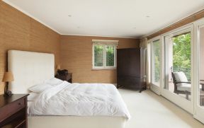 长方形的家装卧室摆放床图 