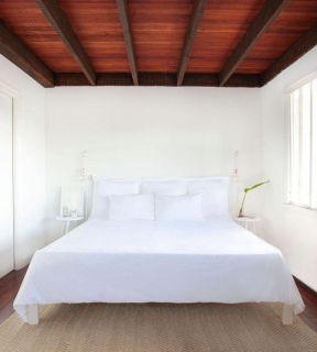 最简洁卧室木质吊顶图片