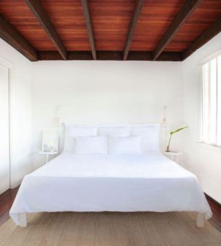 最简洁卧室木质吊顶图片