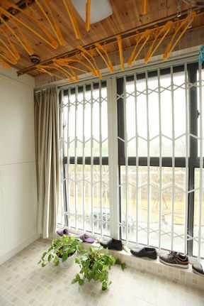 小户型现代风格客厅阳台晾衣架装修效果图