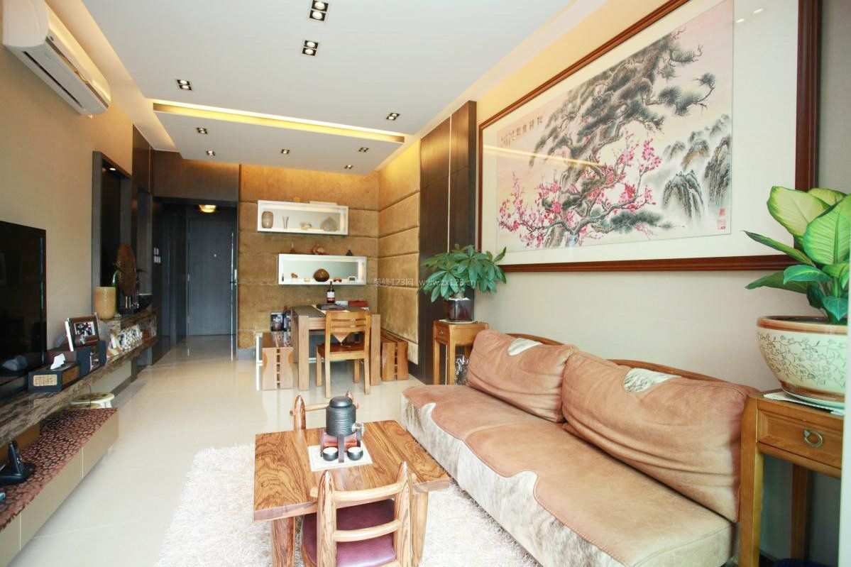 小户型中式客厅沙发背景墙挂画装修