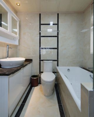 简美风格带浴缸的卫生间装修效果图