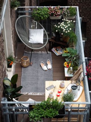 高层阳台花园休闲椅装修效果图2023