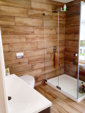 小卫生间淋浴房效果图片 木纹仿古瓷砖