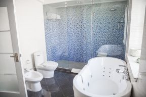 小卫生间淋浴房格子砖墙面装修效果图片